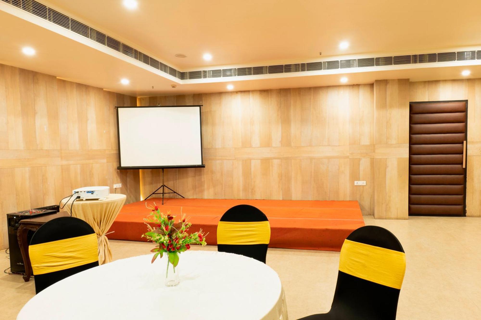 Hotel Prism - A Boutique Hotel Jorhāt Esterno foto