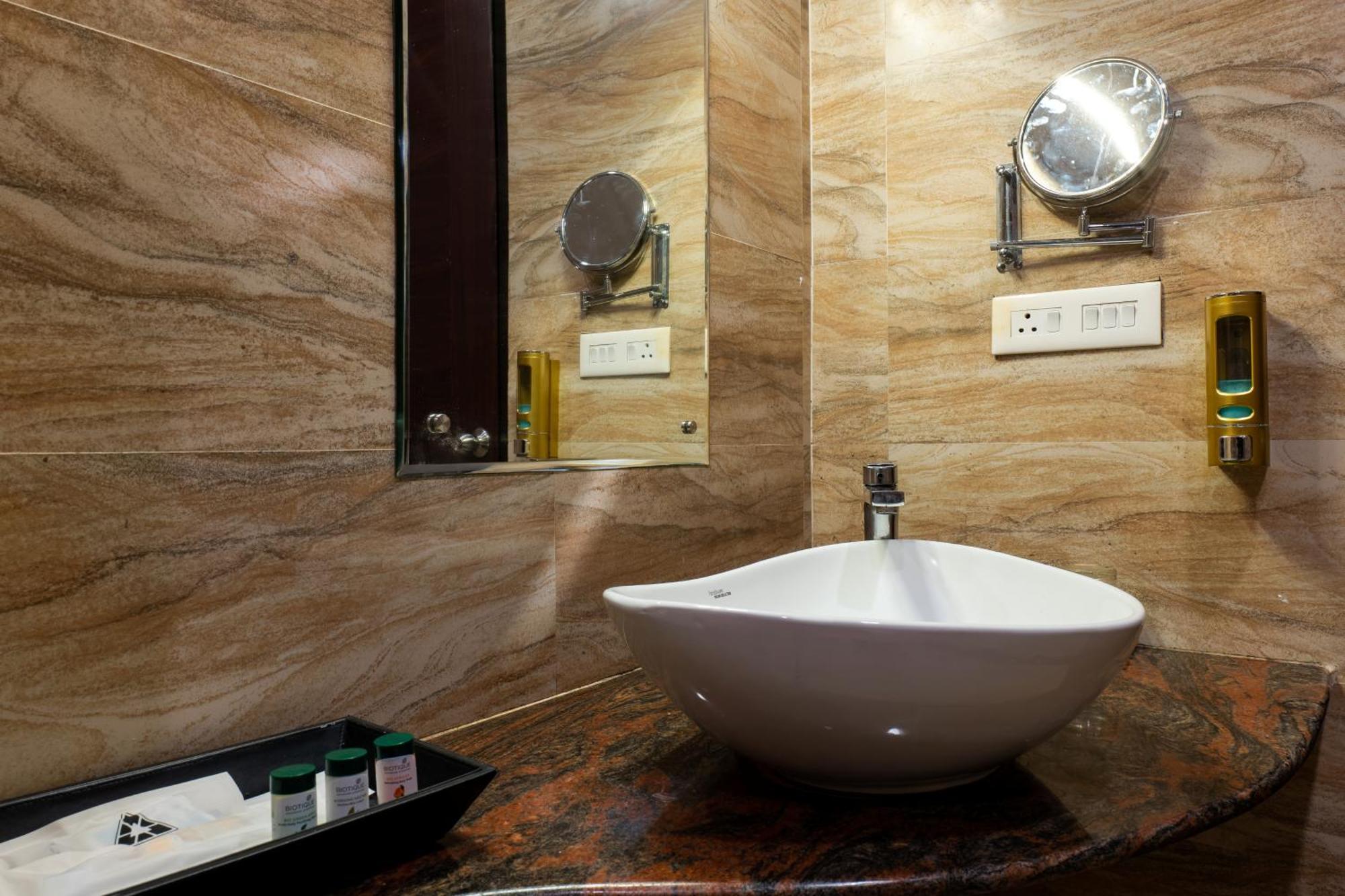 Hotel Prism - A Boutique Hotel Jorhāt Esterno foto